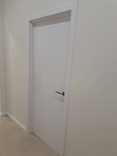 Установлен запорный механизм в полотно, выполнены точные вырезы, закреплена ручка, проверена функциональность. Дверь закрывается и открывается плавно, без заеданий.