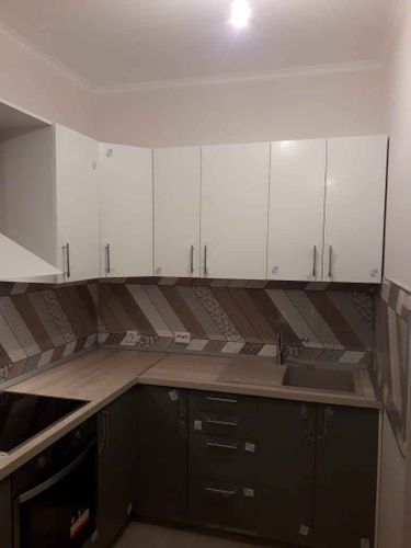 Установлены шкафы, смонтирована столешница, врезана мойка, подключена варочная панель, закреплены ручки, выполнена облицовка фартука, подключены розетки, завершена сборка кухонного гарнитура.