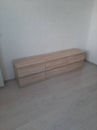 Собрана мебель с ящиками, установлены направляющие, закреплены фасады, выровнены элементы. Готовая конструкция размещена в интерьере, обеспечивая функциональность и эстетичный вид.