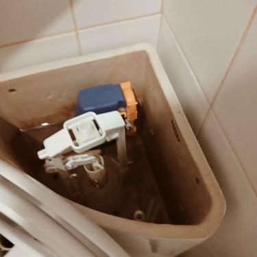 Заменены изношенные детали сливного механизма, отрегулирована подача воды, устранены протечки, проверена герметичность соединений, восстановлена функциональность системы.