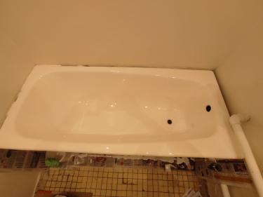 Обновлена поверхность старой ванны: устранены дефекты, нанесено новое покрытие, обеспечивающее гладкость и блеск. Обновление завершено, изделие выглядит как новое.