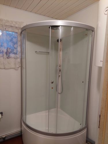 Установлена современная душевая кабина с прозрачными дверями, заменены сантехнические коммуникации, проведена герметизация швов, подключен смеситель, обеспечена надежная фиксация конструкции.