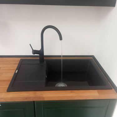 Под раковиной установлен и подключен прибор для переработки пищевых остатков. Проведены работы по соединению с водопроводом и электричеством, проверена функциональность устройства.