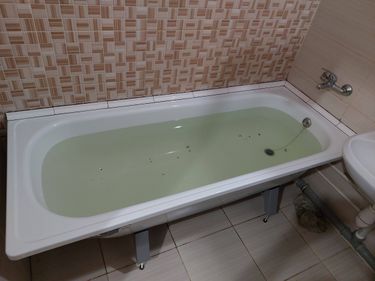 Швы вокруг ванны обработаны герметиком, предотвращающим протечки. Обеспечена защита от влаги, улучшена изоляция, повышена долговечность соединений. Работа завершена аккуратно.