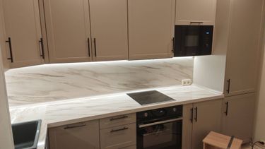 Еврозапил столешницы из ДСП Установка столешницы ДСП Установка и подключение электрической варочной поверхности