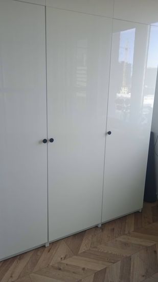 Обновлены дверцы шкафа, установлены новые ручки, поверхность стала глянцевой и современной. Интерьер приобрел свежий вид благодаря замене старых элементов на стильные и функциональные.