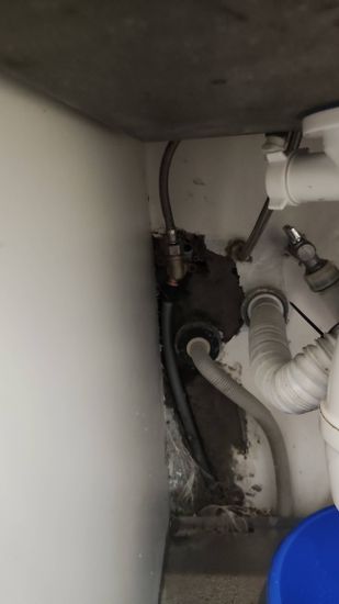 Заменен старый водопроводный кран в ванной комнате. Установлены новые гибкие шланги, подключены к трубам. Проверена герметичность соединений, устранены протечки, обеспечена надежная работа.