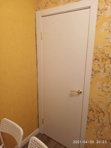 Установлены доборы на входную дверь, обеспечивая плотное прилегание и улучшая внешний вид. Работа завершена аккуратно, без зазоров, гармонично сочетается с интерьером.