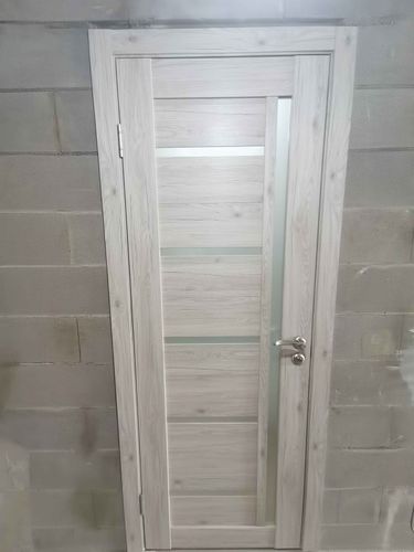 Установлен замок в деревянную дверь: выполнено точное сверление, закреплены ручки, вставлен механизм, проверена работа. Все элементы надежно зафиксированы, обеспечена плавная работа конструкции.