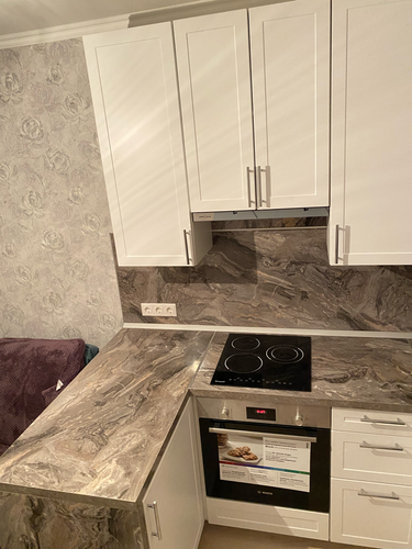 Установлена кухонная поверхность с точными вырезами для плиты и мойки, обеспечена идеальная подгонка к стенам и шкафам, выполнена обработка краев для долговечности и эстетики.