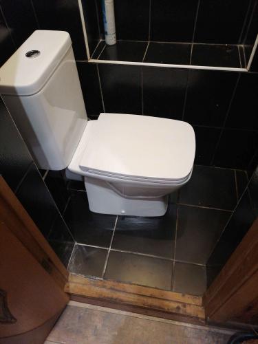 Установлен новый сантехнический прибор, подключен к водопроводу и канализации, проверена герметичность соединений, произведена регулировка для оптимального функционирования.