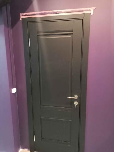 Установлен замок в дверь, выполнено сверление отверстий, закреплены ручки, проверена работоспособность механизма, обеспечена плавность закрывания, завершены отделочные работы.