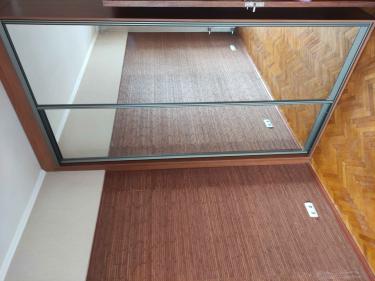 Заменены ролики, отрегулированы направляющие, устранены скрипы, восстановлена плавность хода, обновлены крепления, проверена фиксация, улучшена герметичность, очищены поверхности.