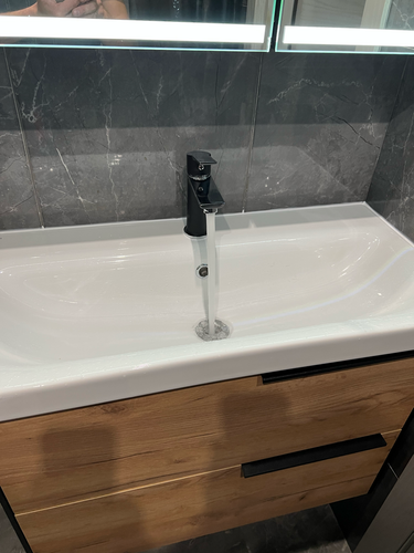 Установлен новый кран, обеспечивающий надежное перекрытие воды. Выполнена проверка герметичности соединений, устранены возможные протечки. Система функционирует исправно.