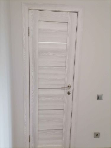 Установлены новые доборы, обеспечивающие плавный переход между дверью и стеной. Завершена отделка проема, добавлена декоративная рамка, улучшена звукоизоляция и эстетика входа.