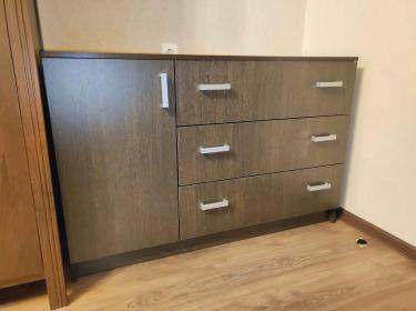 Собран шкаф с дверцами и ящиками, установлены ручки, выровнены фасады, закреплены петли, проверена устойчивость, обеспечена плавность выдвижения, проверена надежность конструкции.