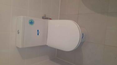 Установлено новое сантехническое оборудование, подключено к водопроводу и канализации, проверена герметичность соединений, выполнена отделка пола и стен, проведена уборка помещения.