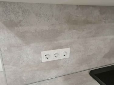 Изготовлены и установлены панели для кухни, выполненные в серых тонах с текстурой под бетон. Подогнаны под размеры, обеспечивая точное прилегание и стильный вид.