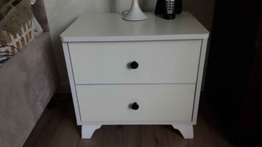 Собрана тумба: установлены ножки, прикреплены ручки, выдвижные ящики вставлены, поверхность выровнена. Готово к использованию.