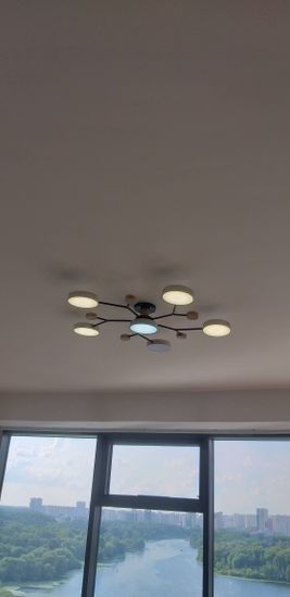 Установлено новое осветительное устройство, подключены провода, закреплено на потолке, проверена работоспособность, обеспечено равномерное освещение, завершены все монтажные действия.