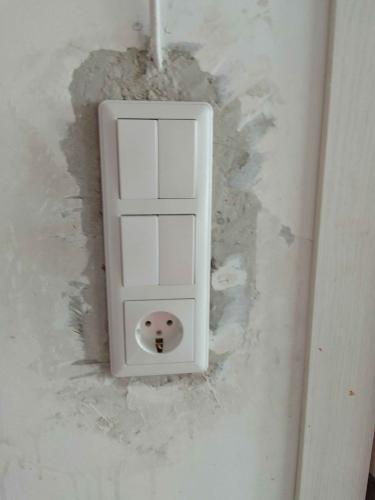 Установлено новое осветительное устройство, подключены провода, проверена работа. Закрепление выполнено надежно, обеспечена безопасность и функциональность.