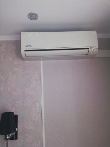 Проведена очистка фильтров, дезинфекция внутренних элементов, устранение пыли с поверхности, проверка дренажной системы, восстановление работоспособности устройства.