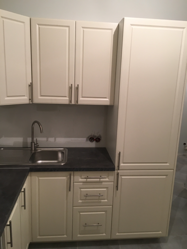 Обновлены дверцы шкафов, выполнена точная подгонка и установка. Фасады аккуратно закреплены, обеспечивая современный и стильный вид кухни. Все элементы гармонично сочетаются.