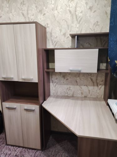 Собран шкаф с полками, установлены дверцы и ящики, закреплены ручки, проверена устойчивость конструкции. Все элементы соединены, обеспечена функциональность и эстетичный вид.