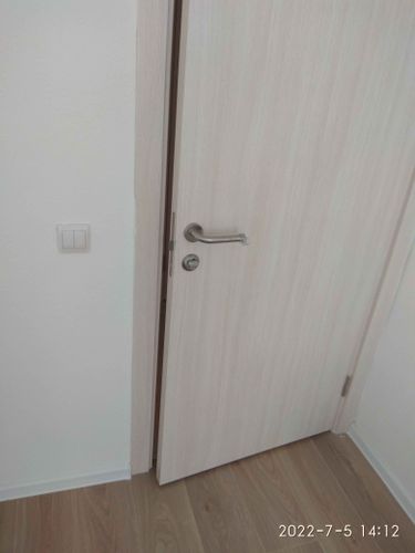 Выполнена установка запирающего механизма в деревянное полотно. Аккуратно вырезано отверстие, закреплены ручки, проверена работоспособность. Дверь закрывается плавно и надежно.