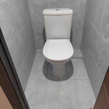 Установлено новое сантехническое оборудование, подключено к водопроводу и канализации, проверена герметичность соединений, выполнена отделка плиткой, обеспечена надежная фиксация.