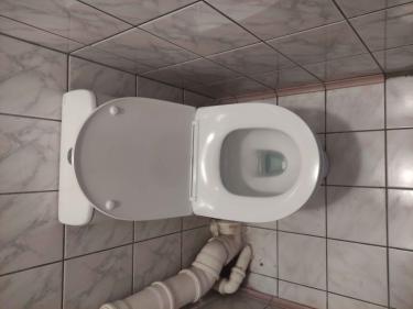 Установлено сантехническое оборудование, подключены коммуникации, обеспечена герметизация соединений, проверена функциональность, произведена фиксация к полу, выполнена регулировка крышки.