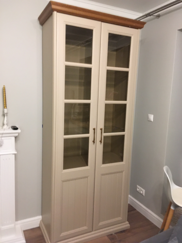 Собрана высокая тумба с дверцами и стеклянными вставками. Установлены ручки, закреплены петли, отрегулированы ящики для плавного выдвижения. Проверена устойчивость и надежность конструкции.