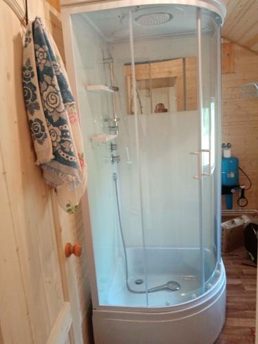 Установлена современная душевая конструкция с низким основанием. Подключены водопровод и слив, закреплены стенки и двери, проверена герметичность. Завершена настройка всех элементов.