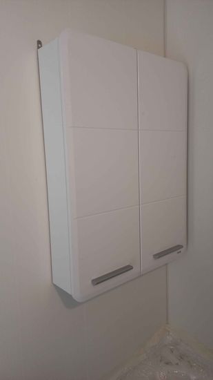 Установлен шкаф с зеркалом на стену в ванной комнате. Закреплены крепления, проверена надежность фиксации, выровнена конструкция. Завершено аккуратно и профессионально.