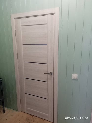 Установлена новая створка, закреплены петли, врезана ручка, отрегулированы зазоры, смонтирован наличник, проверена плавность хода. Завершена отделка проема, обеспечена надежность конструкции.