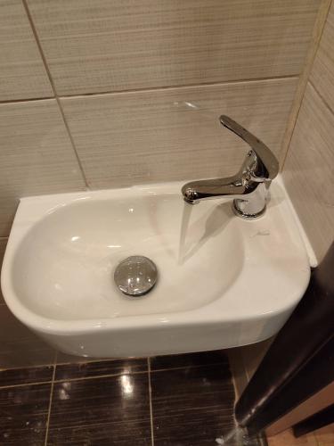 Установка раковины на ножке