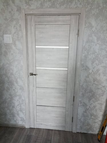 Установлена новая деревянная створка, закреплены петли, врезан замок, отрегулирована фурнитура, проведена отделка проема, обеспечена плавная работа механизма.