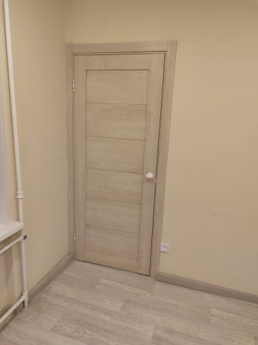 Установлен замок в дверь: выполнено вырезание отверстия, закрепление механизма, монтаж ручки. Проведена проверка функционирования, обеспечена плавность закрытия и открывания.