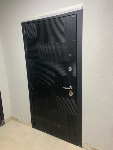 Установлены панели из МДФ на металлическую дверь, улучшена эстетика и звукоизоляция. Завершена отделка, обеспечена надежная фиксация, обновлен внешний вид, добавлена декоративная фурнитура.