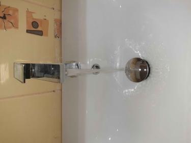 Выполнен демонтаж старого крана, установка нового смесителя, проверка герметичности соединений, устранение протечек, восстановление водоснабжения, тестирование работы системы.