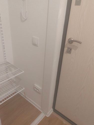 Изображение демонстрирует завершенный монтаж полки: аккуратно закреплена на стене, обеспечивая устойчивость и функциональность. Полка гармонично вписывается в интерьер, готова к использованию.