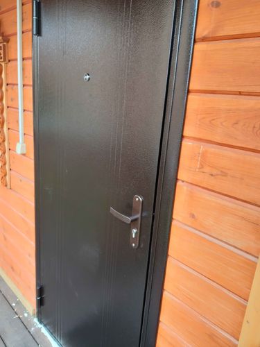 Установлена новая металлическая дверь, закреплена в проеме, отрегулированы петли, проверена работа замка и ручки, выполнена герметизация швов, обеспечена надежная изоляция.