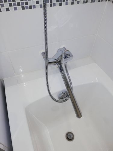 Установлен новый кран, заменен старый механизм. Проверена герметичность соединений, устранены протечки. Обновленный смеситель функционирует без сбоев, обеспечивая надежное водоснабжение.