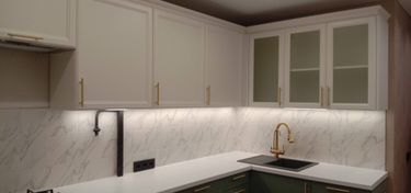 Установлена столешница из ДСП, подогнана по размерам, закреплена на шкафах. Выполнены вырезы для мойки и плиты, обработаны края, обеспечена герметизация стыков, произведена финальная проверка.