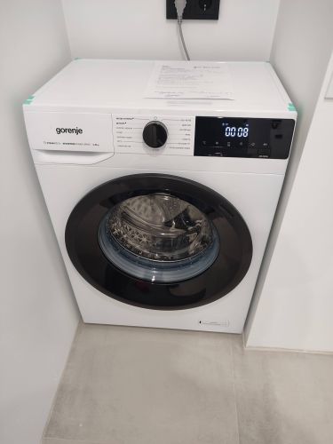 Подключено водоснабжение, установлена сливная система, выполнено подключение к электросети, проверена работа устройства. Устройство размещено на ровной поверхности, проведена проверка на утечки.