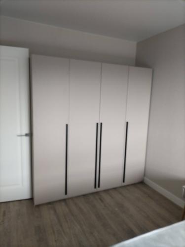 Собрана мебель с дверцами, установлены ручки, закреплены петли, выровнены поверхности, проверена устойчивость, обеспечена функциональность, завершена установка в интерьере.