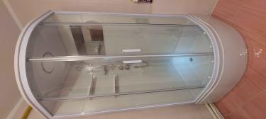 Выполнен монтаж герметичной конструкции с дверцами, подключены водопроводные коммуникации, установлены полки, закреплены панели, проверена работа системы слива.