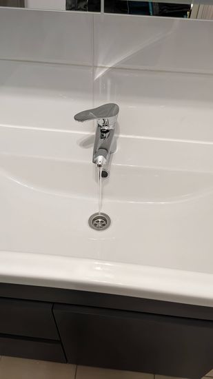 Установлен новый кран, подключены водопроводные трубы, проверена герметичность соединений, обеспечена стабильная подача воды, удалены старые элементы.