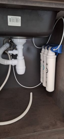 Установка проточного фильтра под мойку