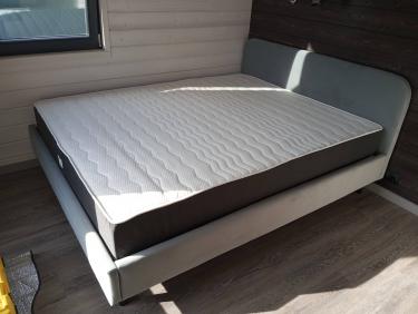 Изготовление завершено: элементы соединены, детали установлены, конструкция устойчива, крепежи надежны, поверхность ровная, внешний вид аккуратный, функциональность обеспечена.